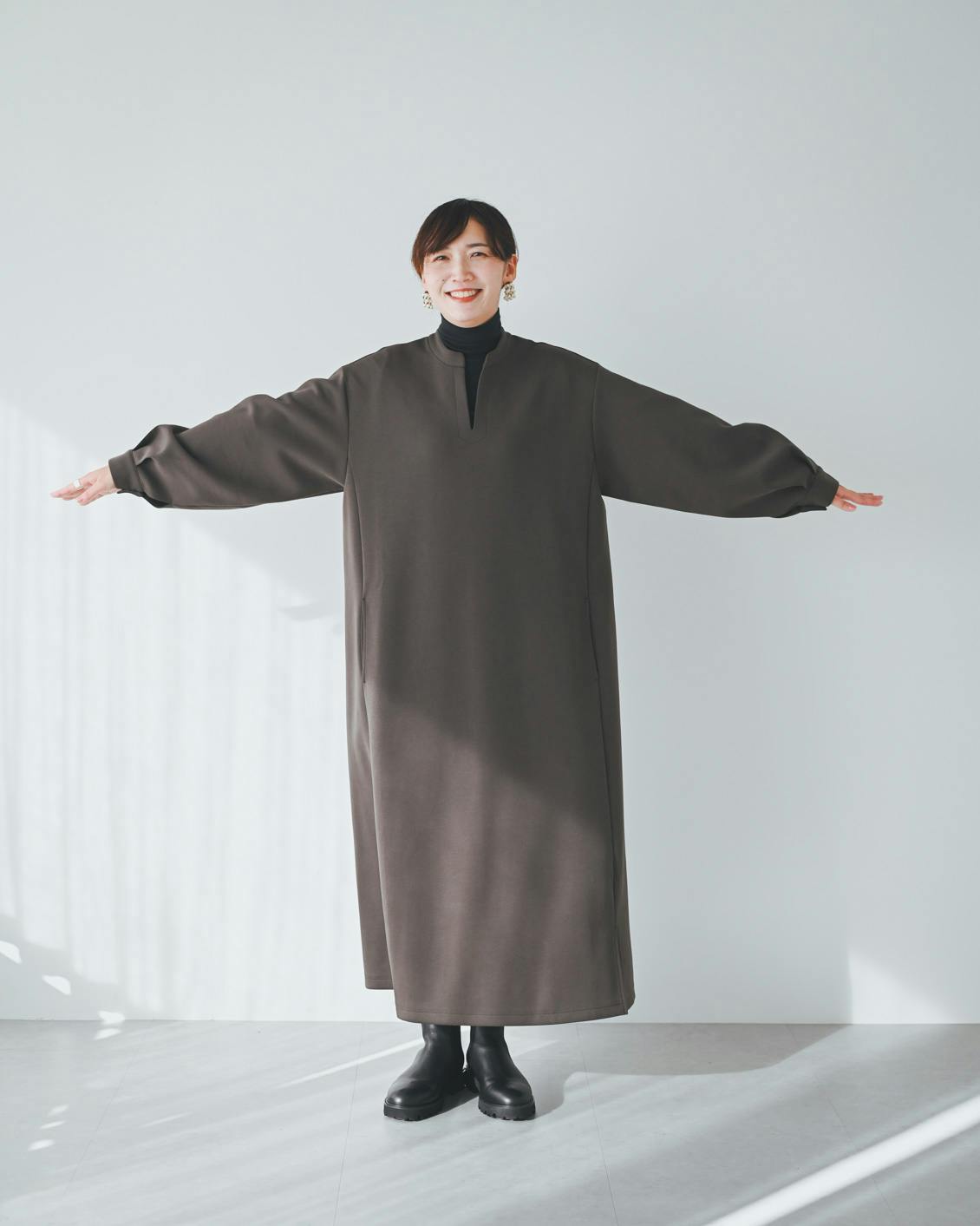 着用レビュー】ポンチ素材のワンピースを5名のスタッフが試着しました