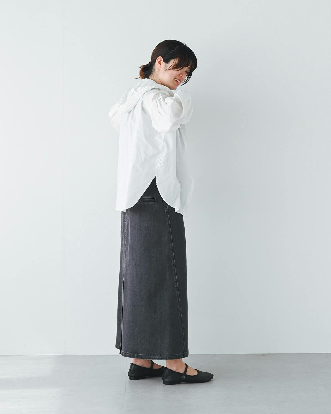 着用レビュー】「デニム素材のナロースカート」を、スタッフ5人が着て
