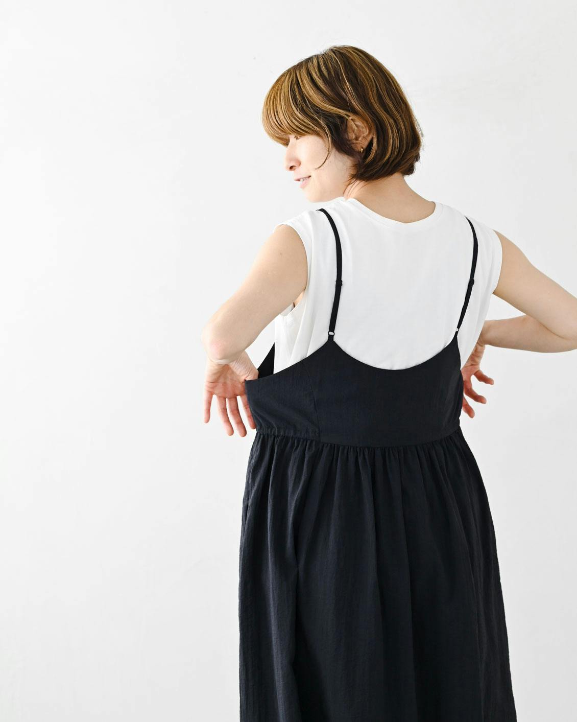 着用レビュー】軽やか素材のキャミワンピースを身長の異なる5名が試着
