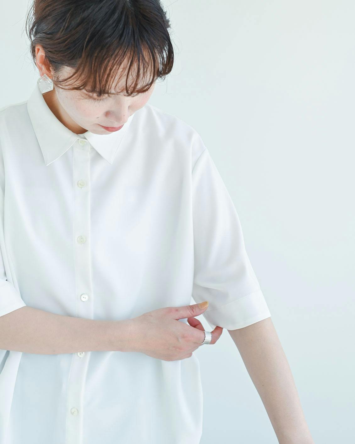 25SS 美品 北欧、暮らしの道具店 爽やか素材のドロスト半袖シャツ チャコール 着用レビュー】夏のおしゃれにうれしい「涼やか素材のドロスト