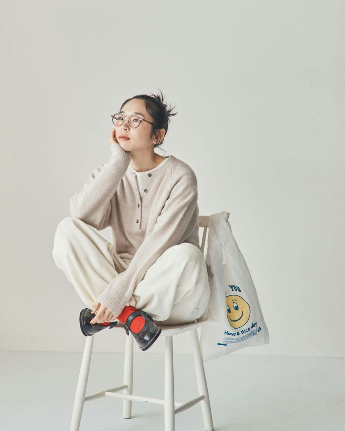 北欧暮らしの道具店　ふんわり素材のヘンリーネックニット ふんわり素材のヘンリーネックニット（エクリュ、チャコール） - 北欧