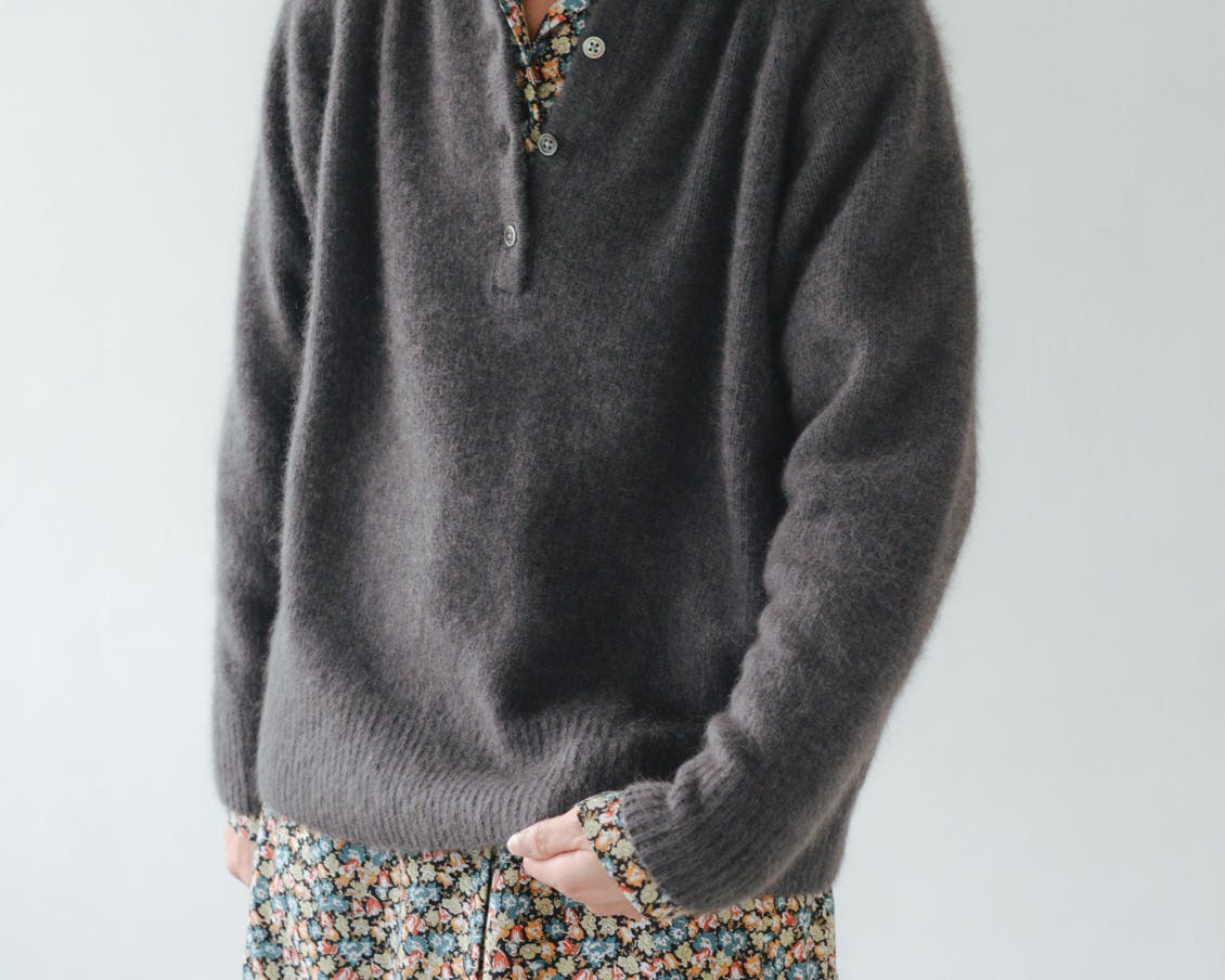 着用レビュー】ふんわり素材の「ヘンリーネックニット」を4名が着てみ