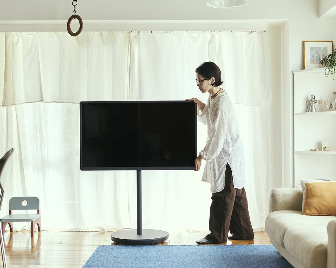 パナソニック「レイアウトフリーテレビ」をデザイナー板井さんの自宅で