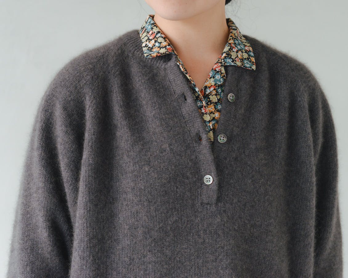 着用レビュー】ふんわり素材の「ヘンリーネックニット」を4名が着てみ