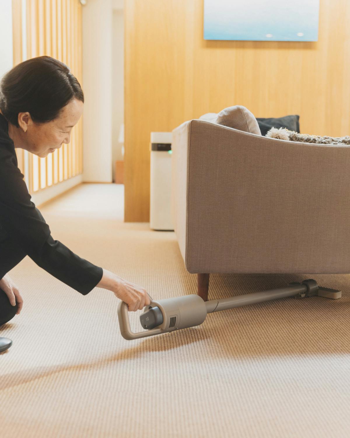 引田かおりさんにプラスマイナスゼロのコードレスクリーナーで自宅をお