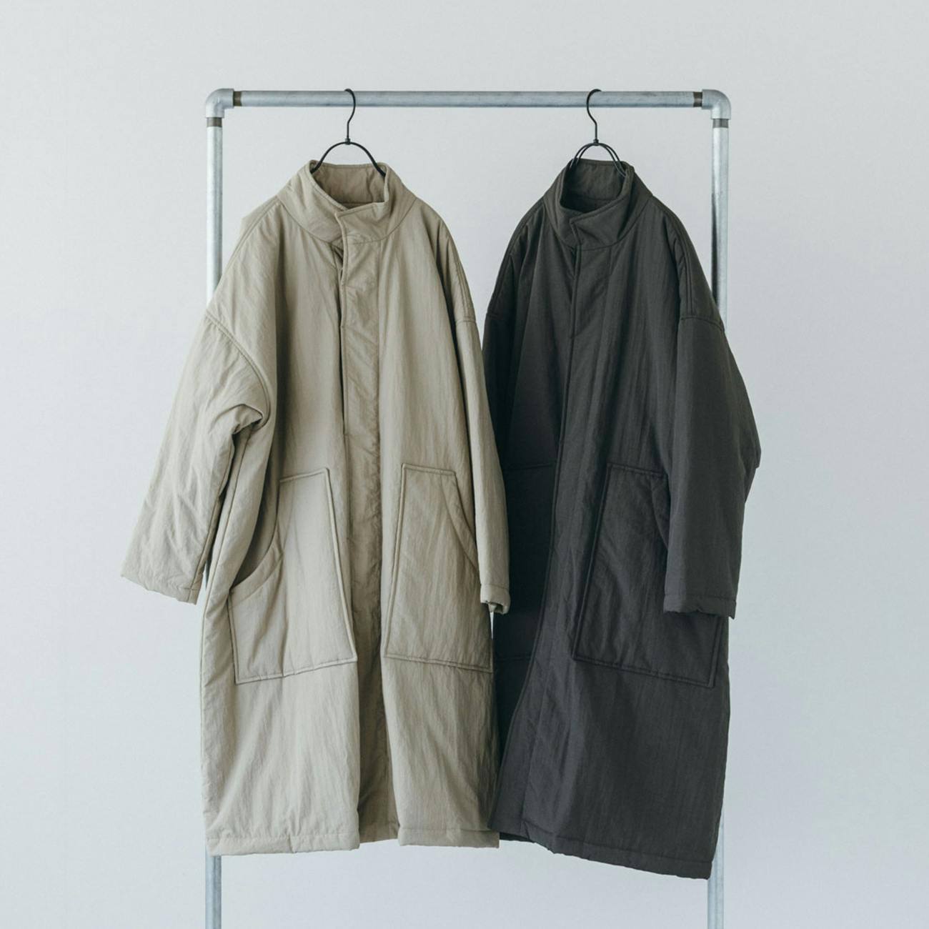 北欧暮らしの道具店　夏風に揺れるランダムプリーツのノースリーブワンピース 夏風に揺れるランダムプリーツのノースリーブワンピース