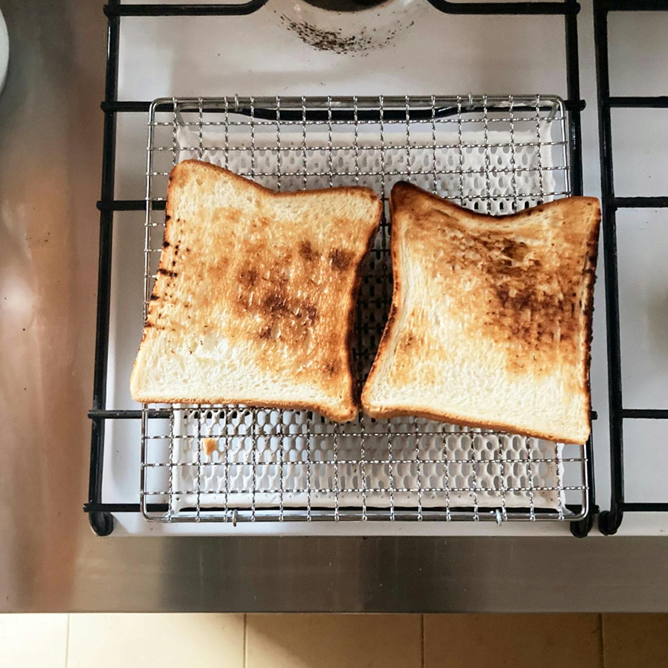 【スタッフの愛用品】トースターのない我が家に小さな革命。こんがり美味しい「焼き網」のある生活