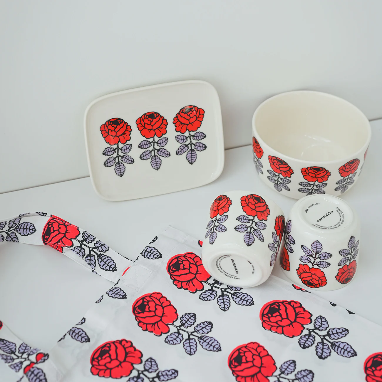 【バイヤー裏話】まるでバラの花が咲いたよう。Marimekkoの人気柄にアジア限定カラーが新登場！