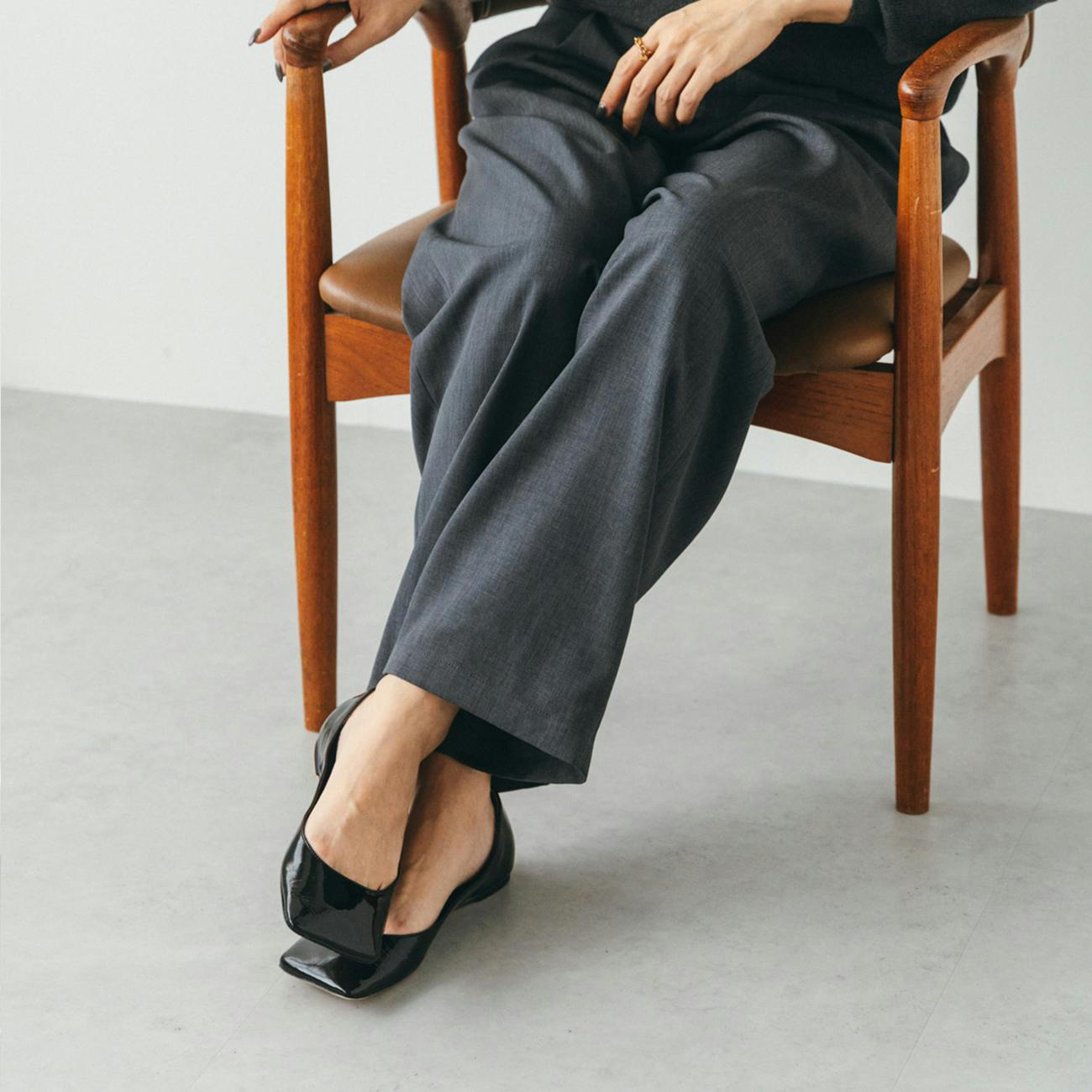 シワになりにくいストレートパンツ