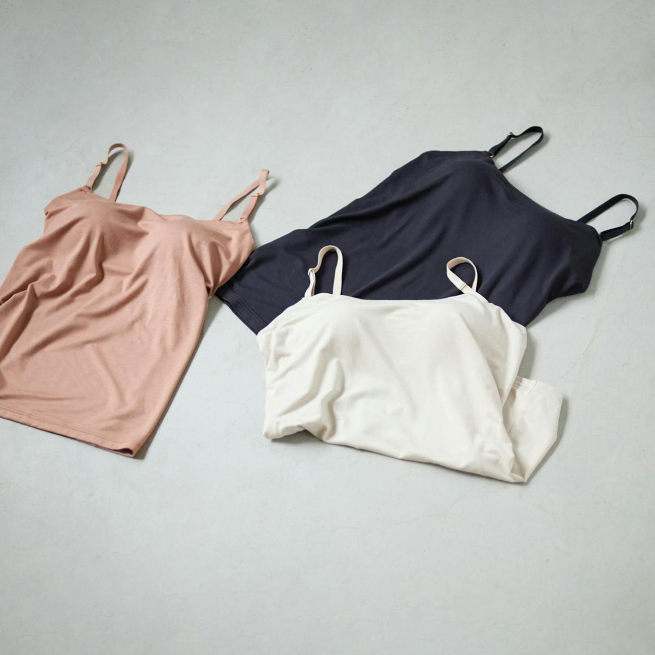 薄着の季節に頼れるインナー