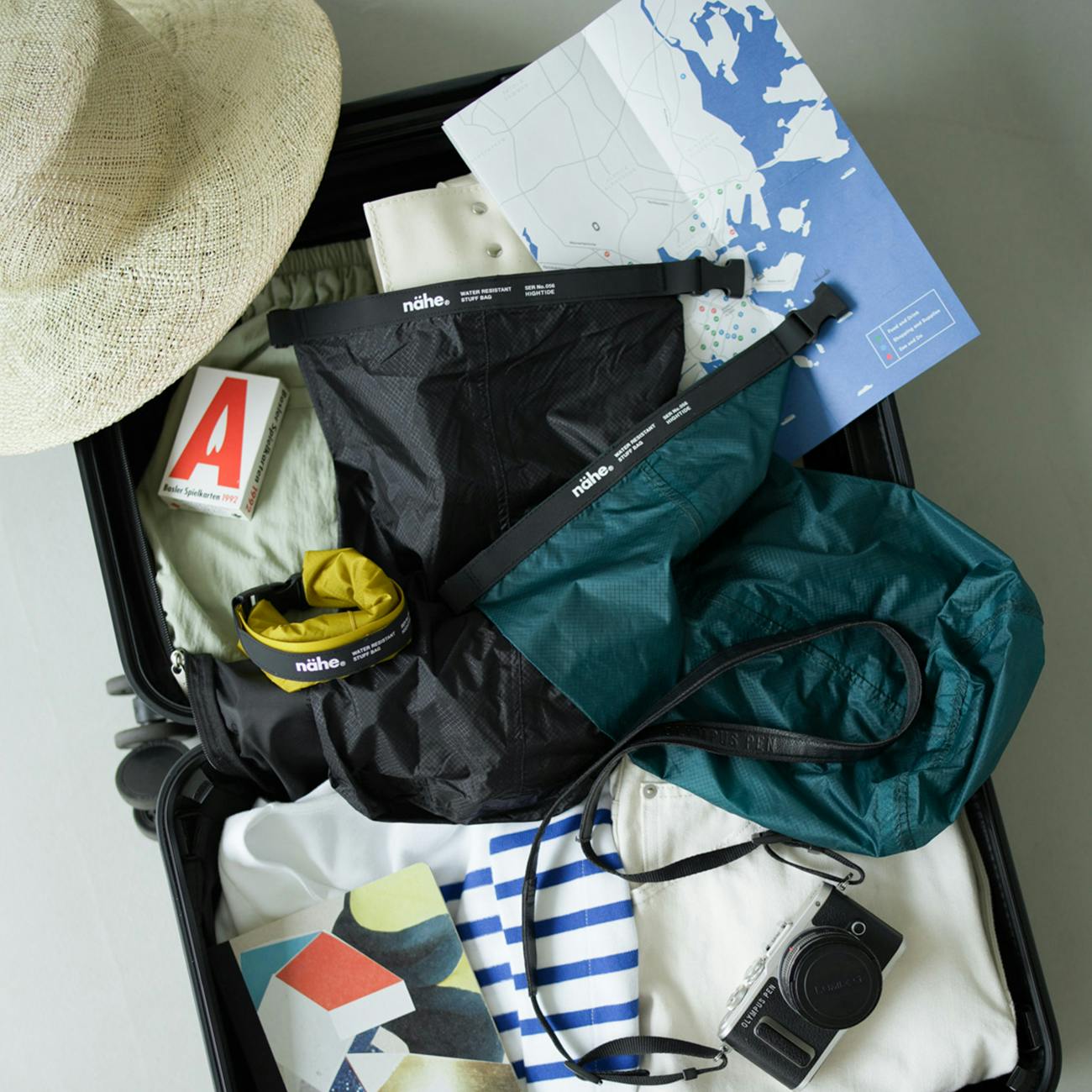 【バイヤー裏話】荷造りから、旅先、日々の暮らしまで。頼れる防水「ドライバッグ」が新登場！