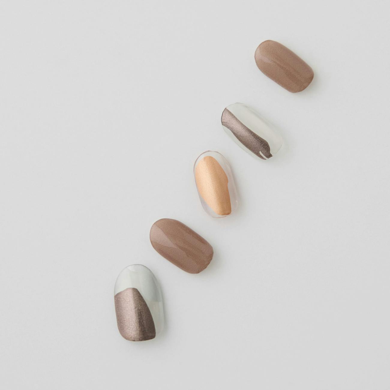 指先にときめきを纏う「ジェルネイルシール」