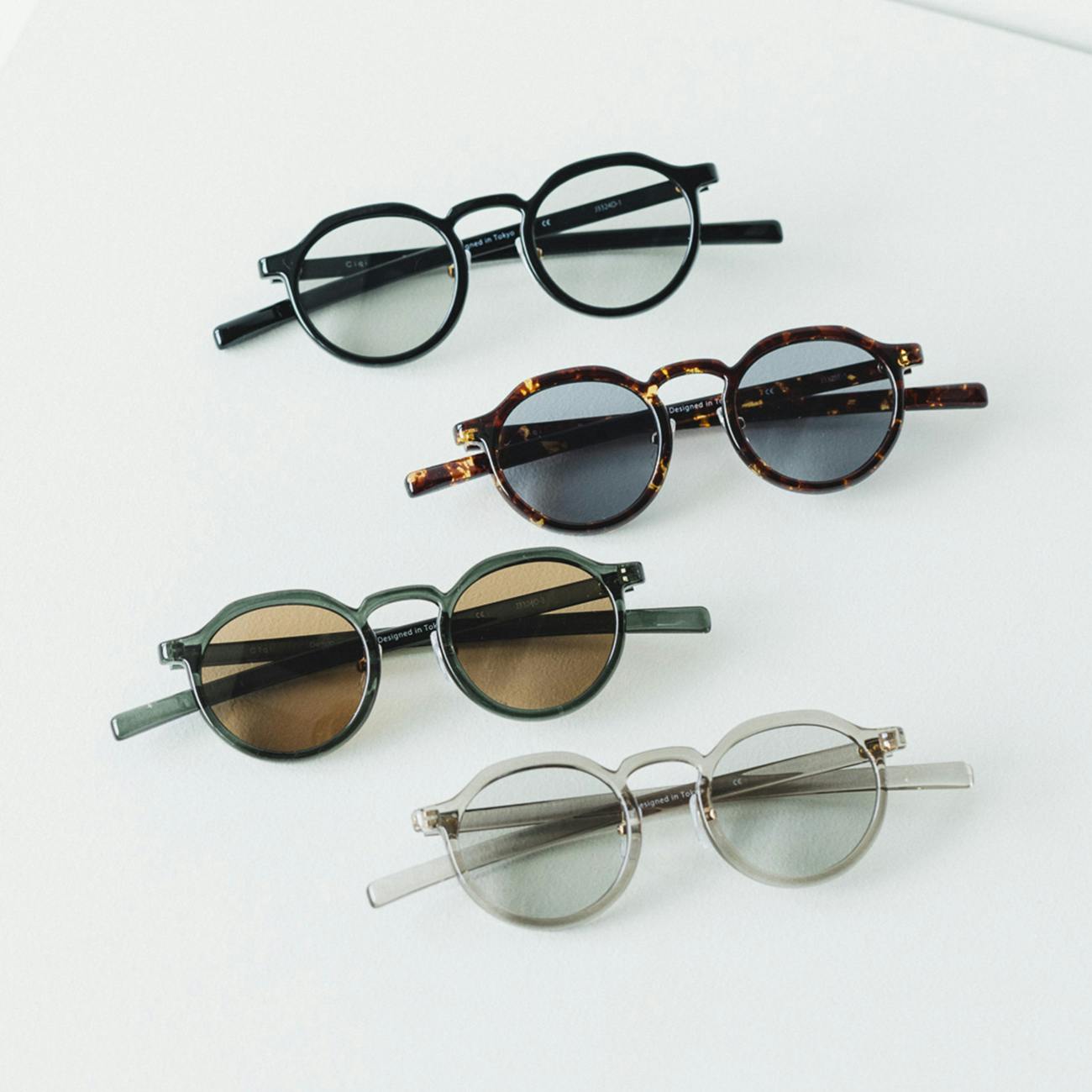 メガネのようにかけられるサングラス