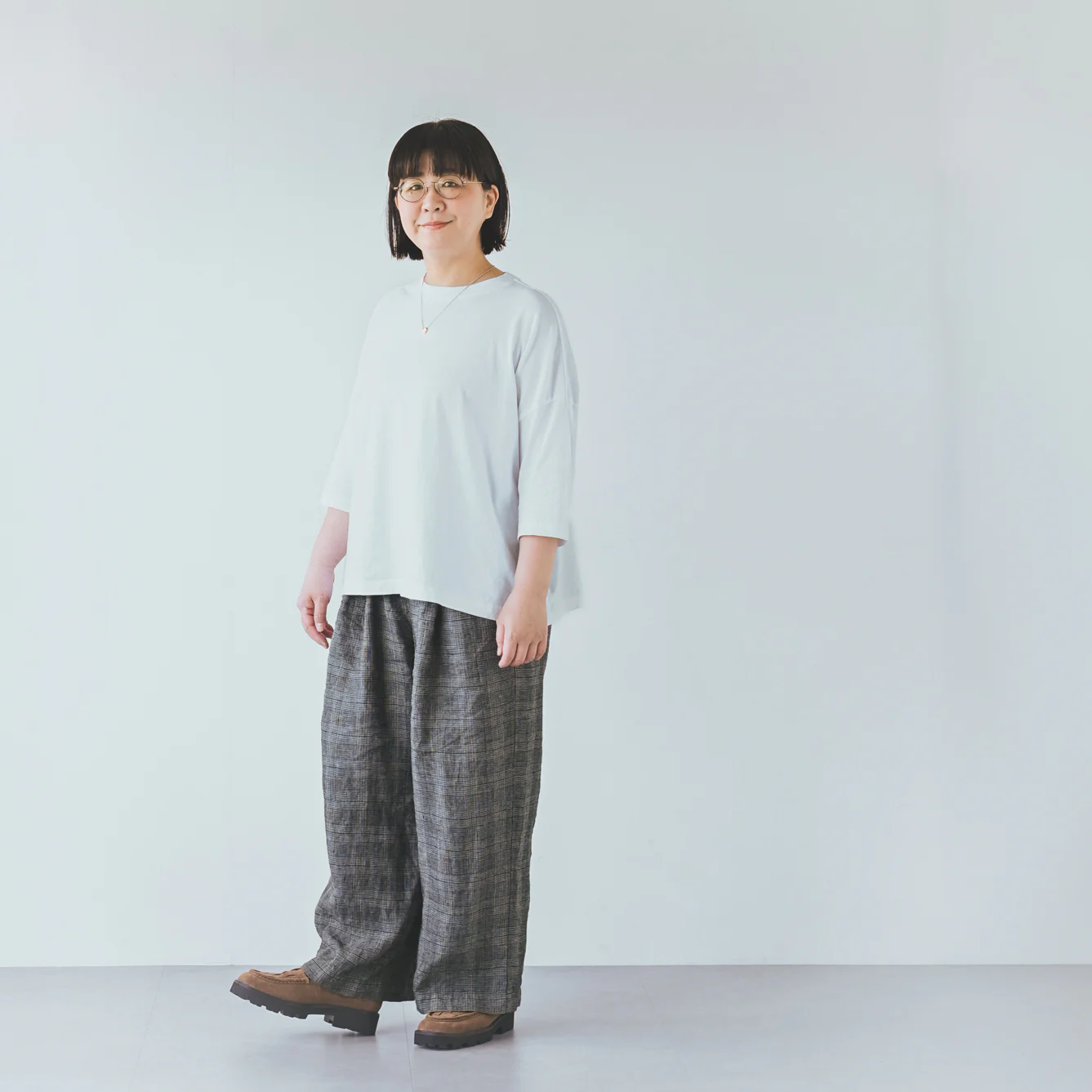 【着用レビュー】　当店オリジナル「Tストラップシューズ」のスエードタイプをスタッフ3人が履いてみました