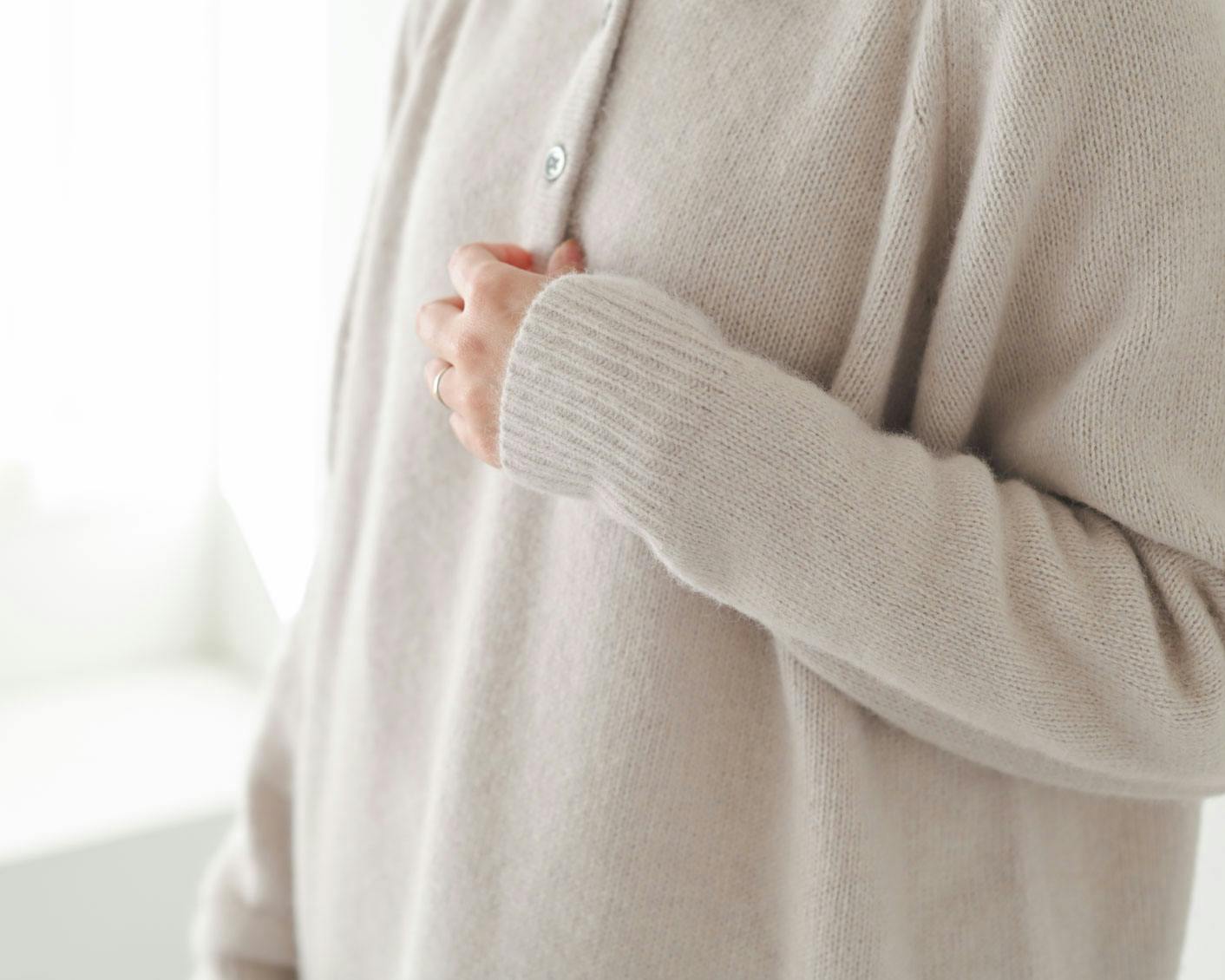 着用レビュー】ふんわり素材の「ヘンリーネックニット」を4名が着てみ