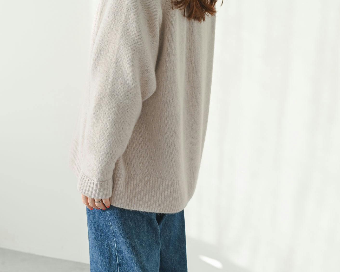 着用レビュー】ふんわり素材の「ヘンリーネックニット」を4名が着てみ