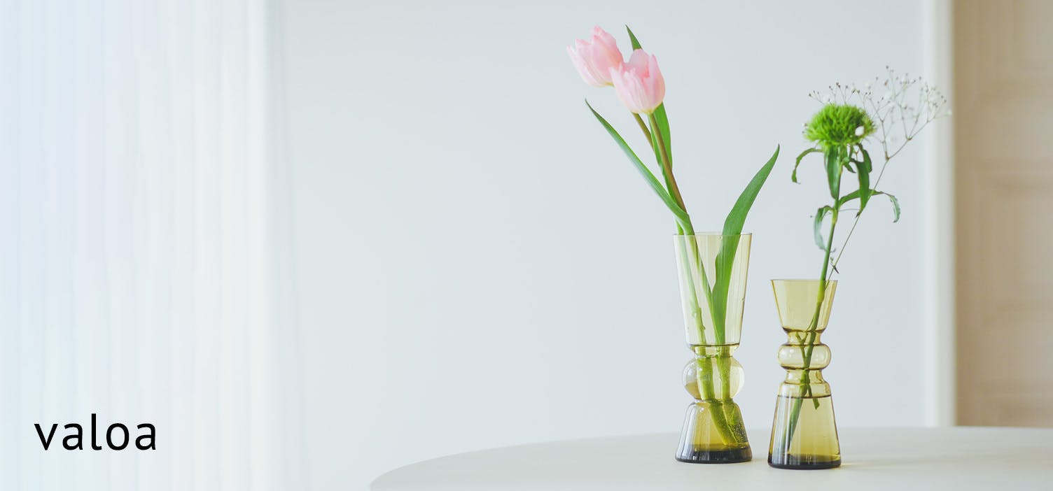 一輪からミニブーケまで気軽に。ヴィンテージのような「オリーブ色の花瓶」