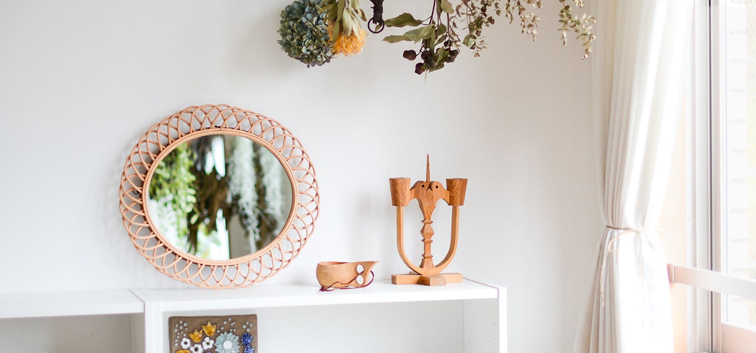 雑貨感覚で飾れる、ラタンのミラー