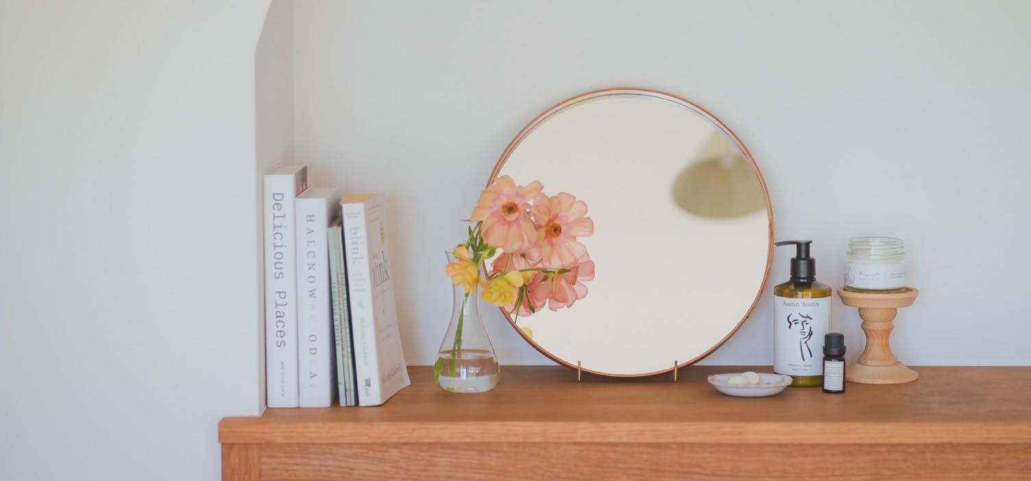 まるでオブジェのような優美な佇まいの、シェーカーミラー