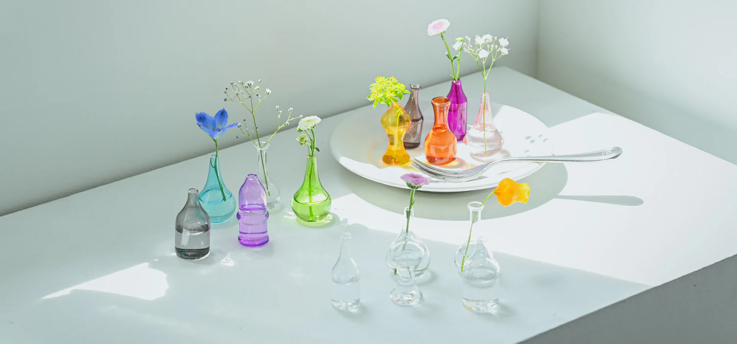 お部屋に、小さなときめきを。 気軽に飾れる、ミニサイズの花びんが新登場