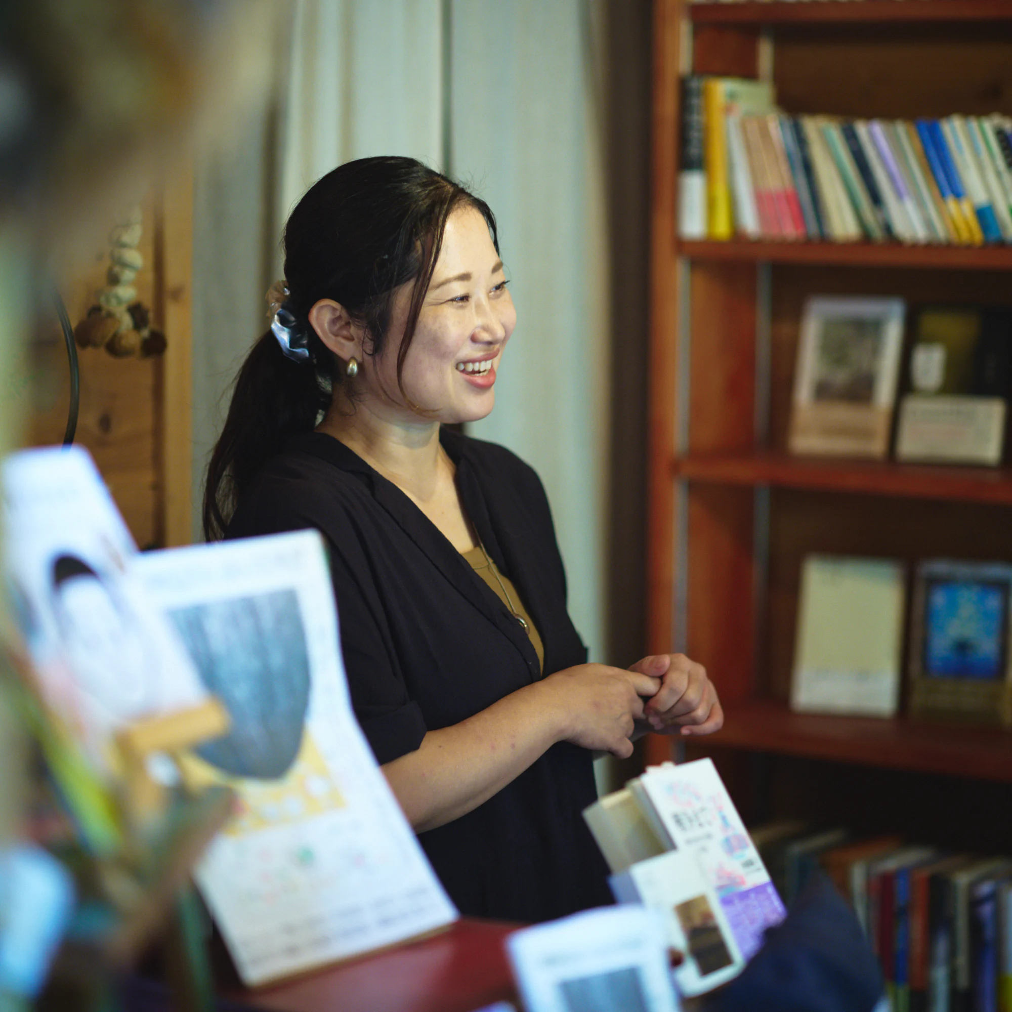 【本屋という仕事】前編：人口1,500人の小さな村に、「本」という気づきを並べる。（もくめ書店・酒井七海さん）