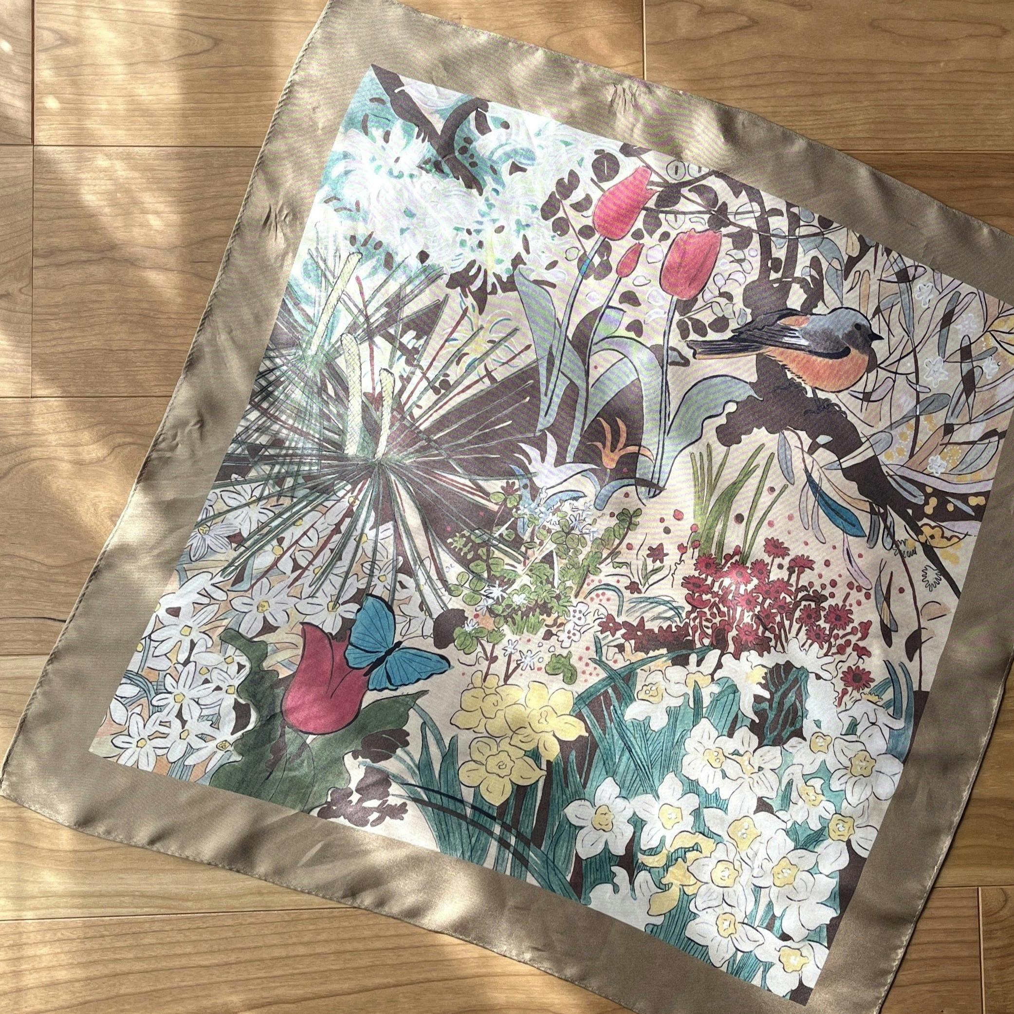 【スタッフの愛用品】いつもの服に、ひとさじの華やかさを。日常にそっと寄り添うシルクスカーフ