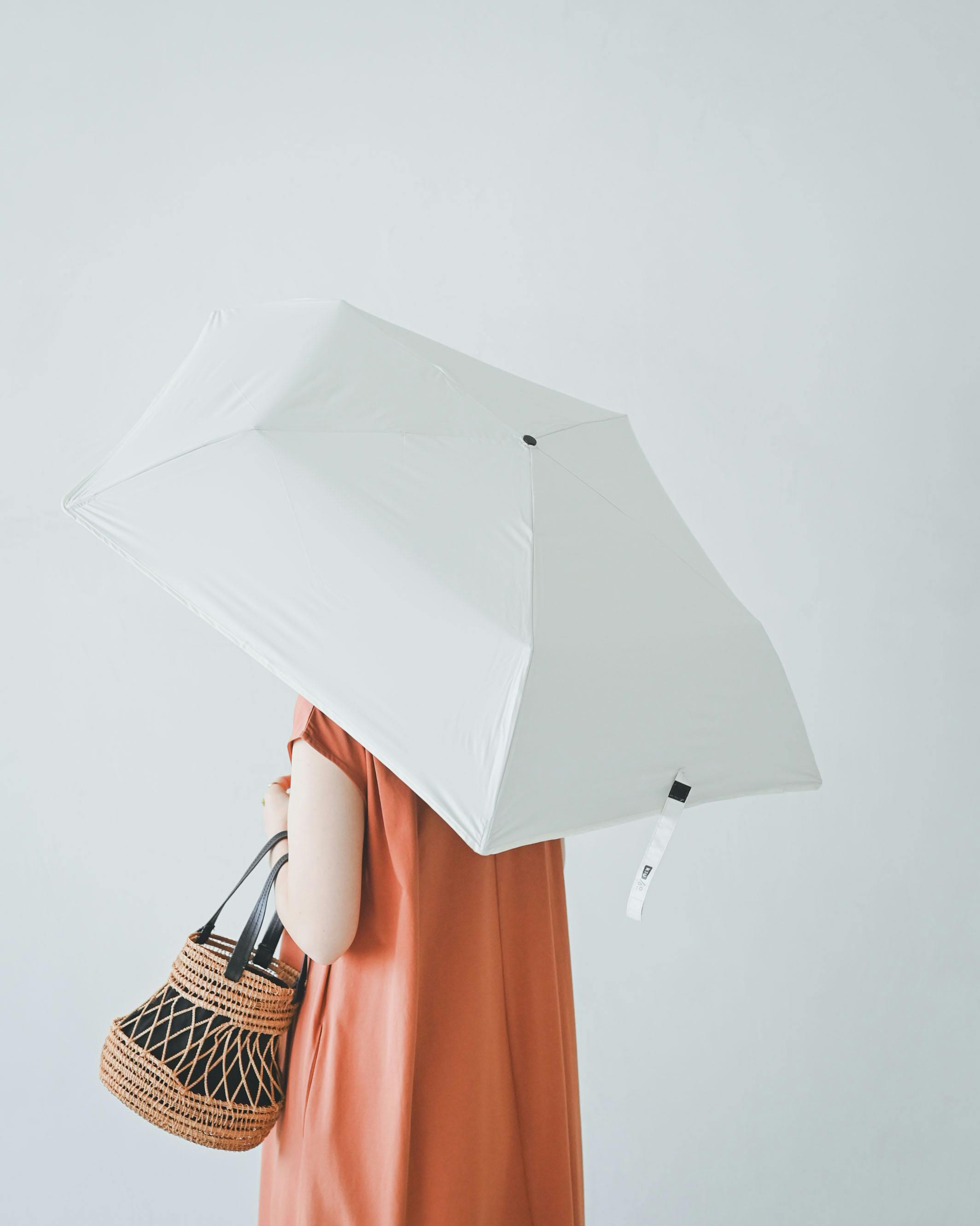 バイヤー裏話】夏の必需品、遮光率100%の晴雨兼用傘が新登場です