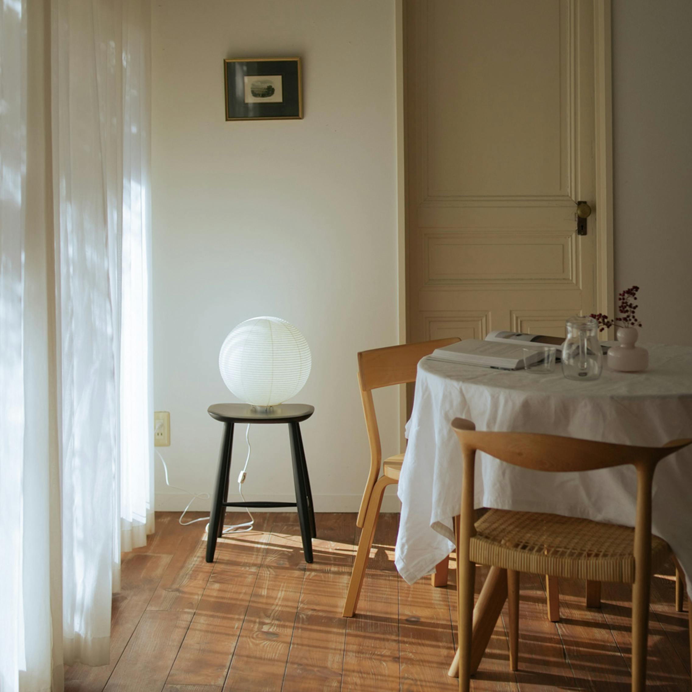 【バイヤー裏話】リラックスタイムへの切り替えに。モダンさと温かみを兼ね備えた「ペーパーシェードランプ」が新登場です！