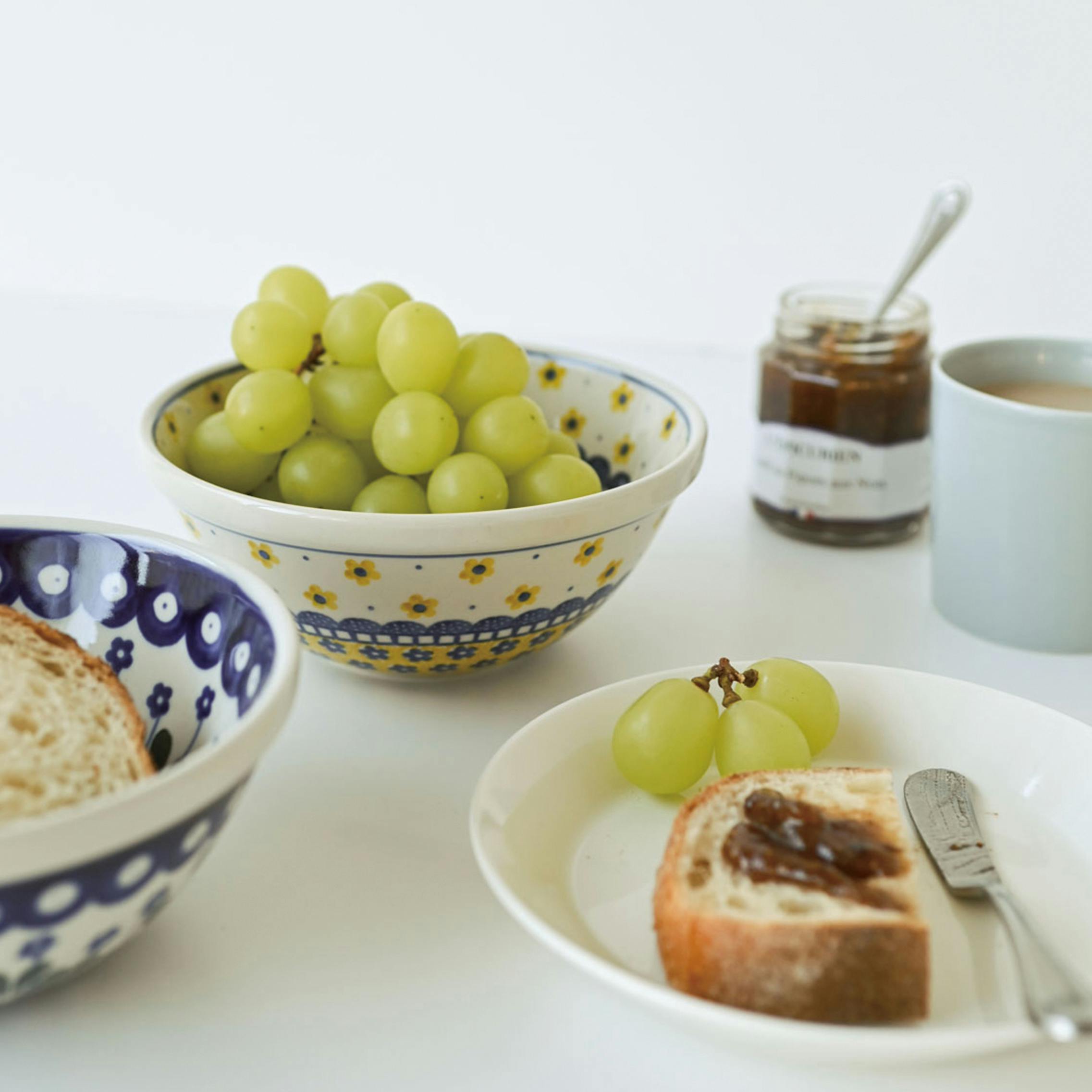 【バイヤー裏話】食卓にノスタルジックな可愛さを。一つ取り入れるだけで絵になる「ポーリッシュポタリー」の器がツェラミカ社から届きました！