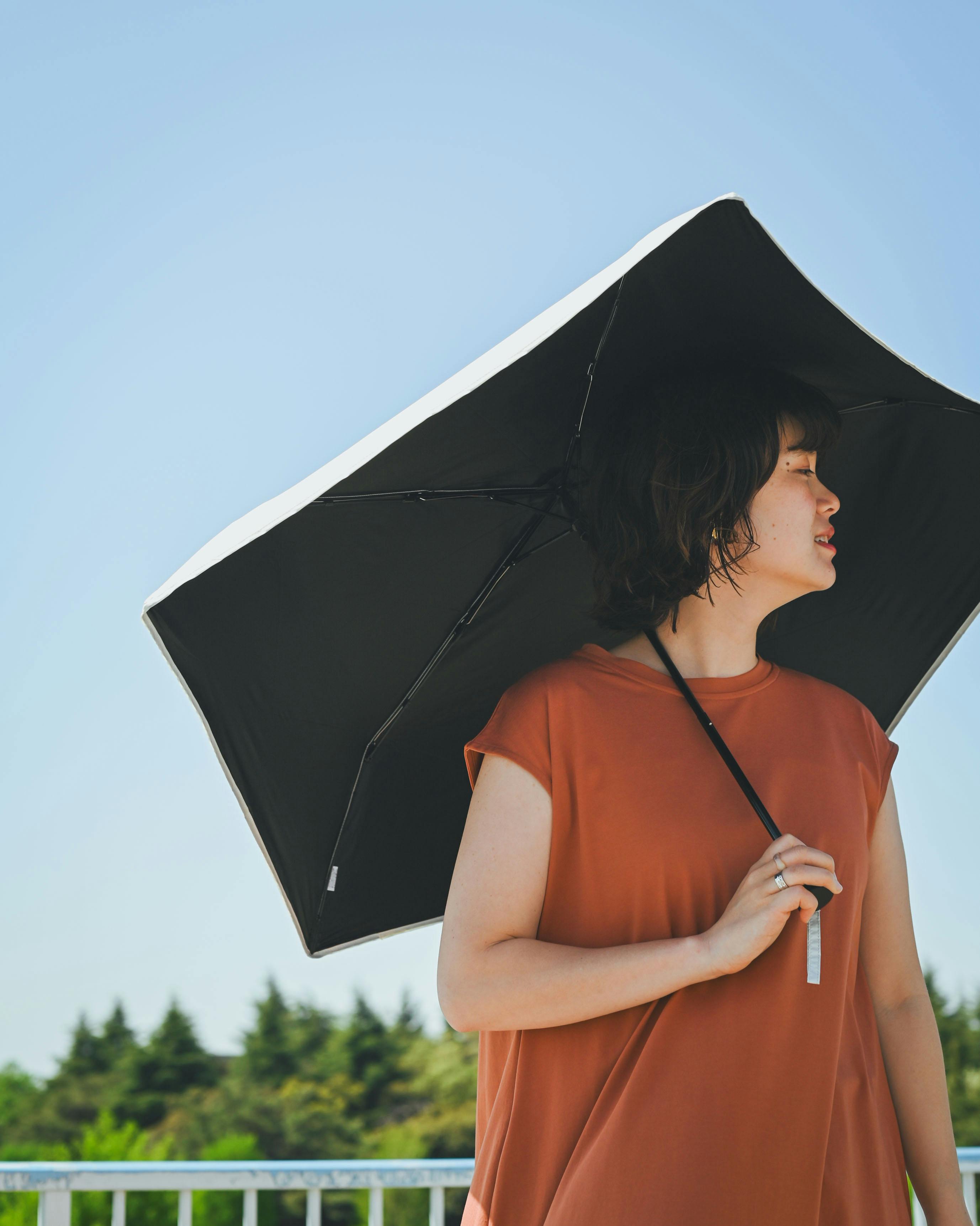 バイヤー裏話】夏の必需品、遮光率100%の晴雨兼用傘が新登場です