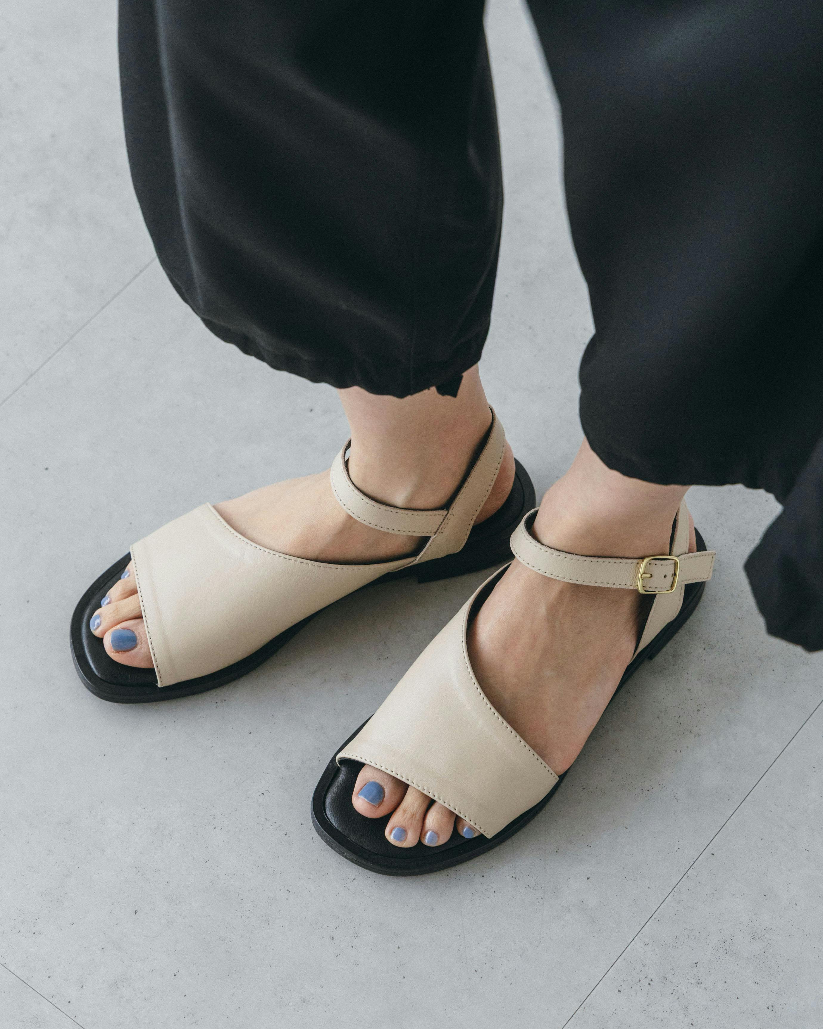 ENESS サンダル Made in Italy 24.5 アイボリー バイヤー裏話】毎日手に取りたくなる気軽さと、きれい見え。どちらも