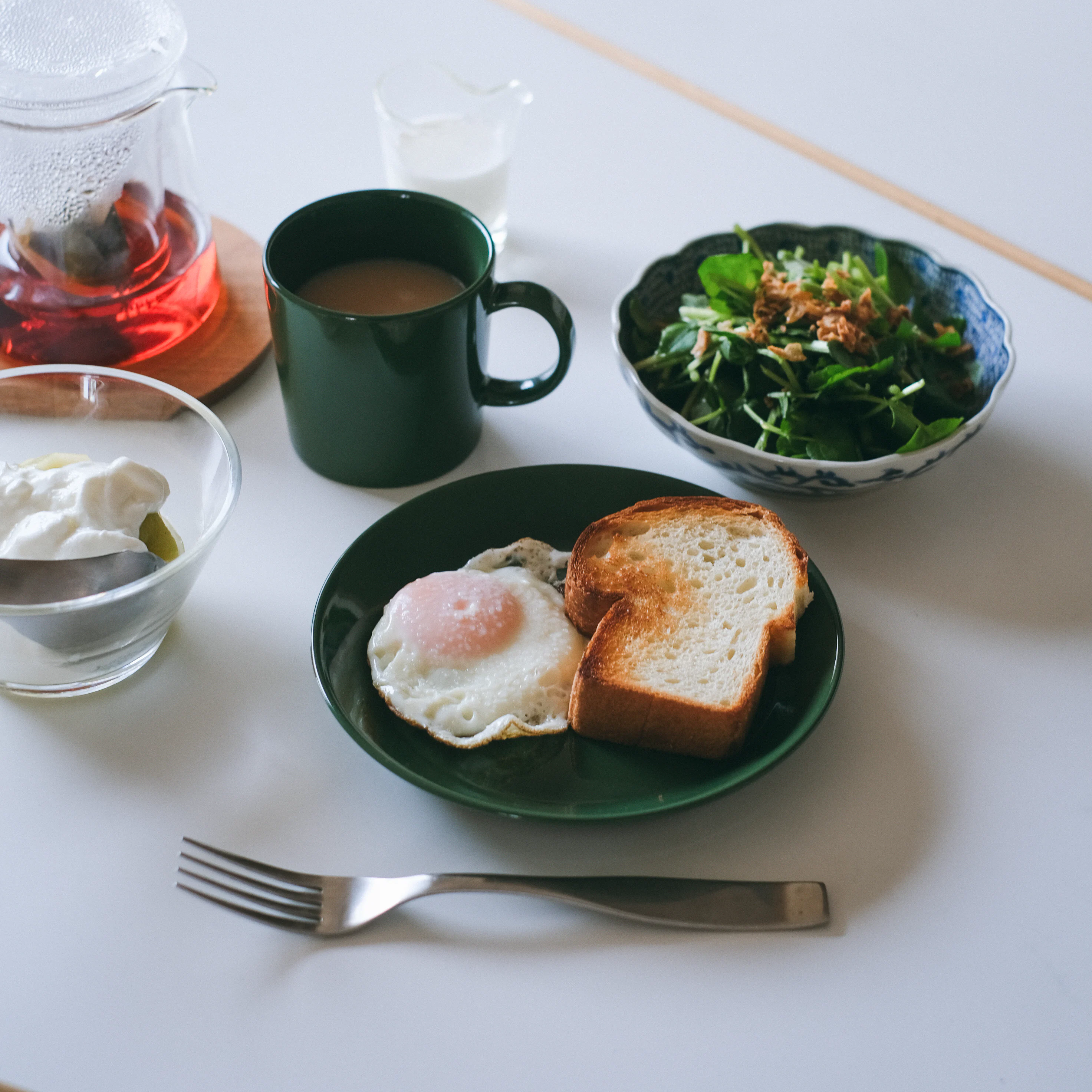 【スタッフの愛用品】明日も早起きしたくなる。深緑色のティーマが変えてくれた、朝食ルーティーン