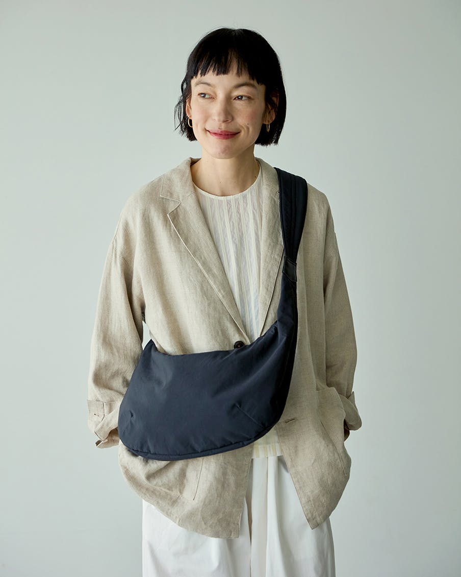 KURASHI & TRIP PUBLISHING ムーン型クロスバック 新商品】軽やかに、ちゃんと収まる。こだわり抜いた「ムーン型の