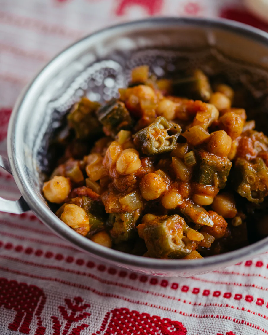 【夏野菜カレー】02：レンジで作る、オクラとひよこ豆のトマトカレー